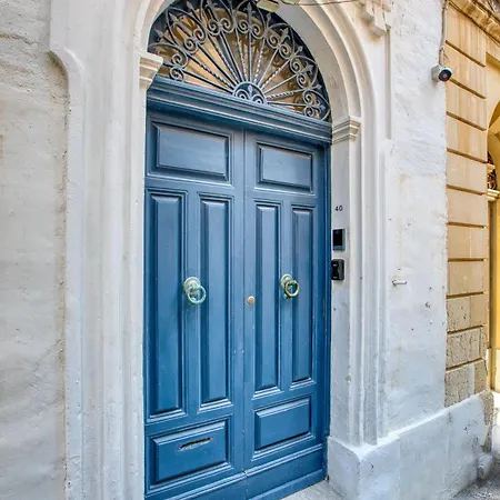 Maltese 1b With Traditional Balcony By Solea Σλιέμα