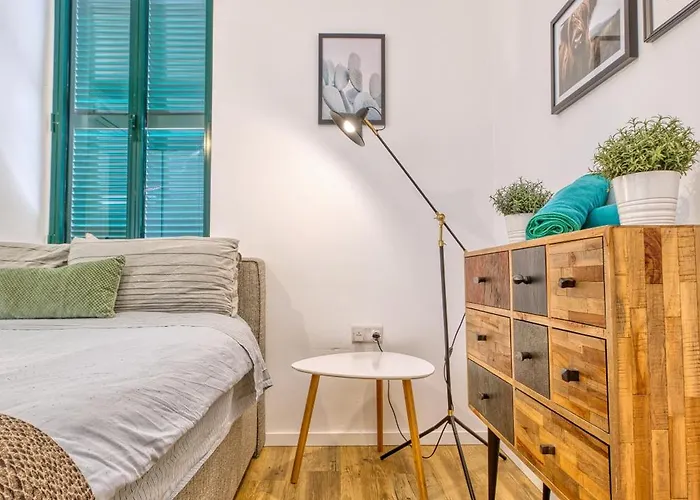 Maltese 1b With Traditional Balcony By Solea