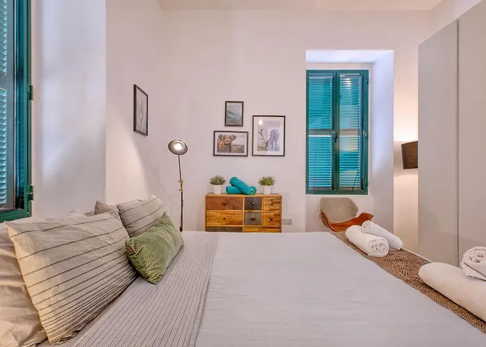 Maltese 1b With Traditional Balcony By Solea *